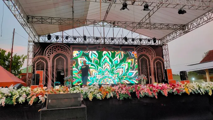 Hiasi panggung malam